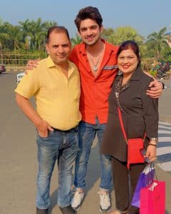 Abhishek Kumar With His Parents Pic