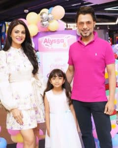 Anupam Mittal with his Wife & Daughter Pic